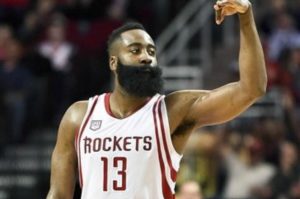 James Harden, entre los líderes en varios departamentos de la NBA, celebra tras anotar un triple. Archivo).(AP )