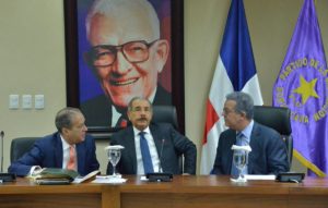 Reinaldo Pared Pérez, Danilo Medina y Leonel Fernández durante la reunión del Comité Político del PLD