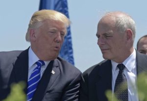 El nuevo secretario de la Casa Blanca, John Kelly, sustituye a Reince Priebus . Aquí junto a Donald Trump.