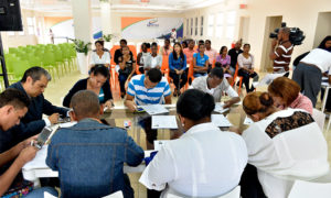 Dominicanos acuden a jornadas de empleos.(Foto archivo. Edward Roustand)