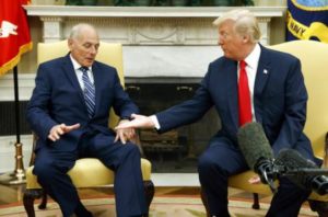 El presidente Donald Trump da la mano a John Kelly tras juramentarlo como como secretario de la presidencia en una ceremonia en la Sala Oval en Washington el 31 de julio de 2017.