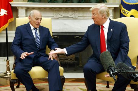 El presidente Donald Trump da la mano a John Kelly tras juramentarlo como como secretario de la presidencia en una ceremonia en la Sala Oval en Washington el 31 de julio de 2017.