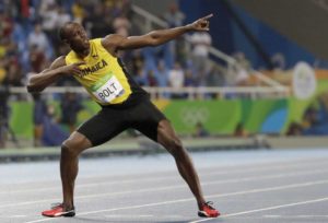 Usain Bolt celebra tras ganar la medalla de oro en los 200 metros de los Juegos Olímpicos de Río de Janeiro. El atleta se retira.
