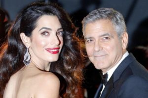 El actor George Clooney y su esposa, la abogada de derechos humanos Amal Clooney. George Clooney dijo en un comunicado el viernes 28 de julio del 2017 que los fotógrafos que capturaron imágenes de él y su esposa acunando a sus mellizos recién nacidos serán “perseguidos con todo el rigor de la ley”.