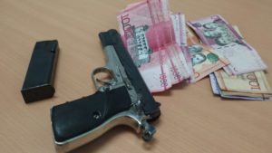 Arma y dinero incautados a presuntos atracadores, uno de ellos venezolano, en Montrecisti