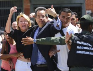 La fiscal general de Venezuela Luisa Ortega Díaz, a la izquierda, es rodeada por empleados de la Fiscalía General ya que la policía no le permite entrar a su oficina en Caracas, Venezuela, el sábado 5 de agosto de 2017.