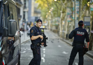 Policías vigilan tras ataques terroristas en Barcelona, España (AP Photo/Manu Fernandez)