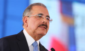 El presidente Danilo Medina felicita a exaltados al Salón de la Fama del Deporte Romanense