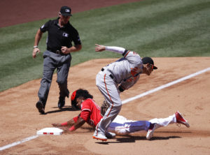 El dominicano César Puello intenta llegar a tercera base, cubierta por Manny Machado.