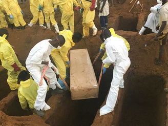 Voluntarios manipulan un ataúd durante un funeral masivo el jueves 17 de agosto de 2017 para las víctimas de los deslaves e inundaciones que azotaron Freetown, Sierra Leona. El domingo 27 de agosto del mismo año, líderes regionales y un ministro del país señalaron que cerca de 1.000 personas fallecieron por el desastre.