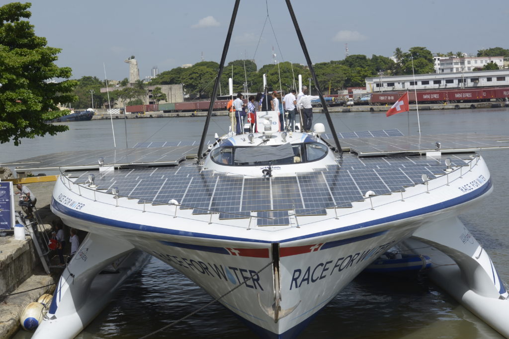 El Catamarán híbrido que es impulsado por paneles solares, hidrógeno y energía del viento, el cuál no emite el contaminante dióxido de carbono (CO2).