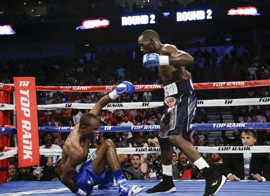 Terence Crawford derriba a Julius Indongo en el segundo asalto de su combate por la unificación de los títulos de los superligeros, el sábado 19 de agosto de 2017, en Lincoln, Nebraska, Estados Unidos.