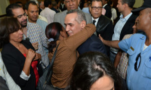 El exdirector del Inapa, Alberto Holguín es felicitado por familiares y amigos al salir del tribunal.
