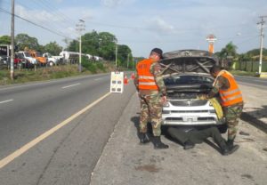 Militares asignados a Obras Públicas durante una asistencia vial.