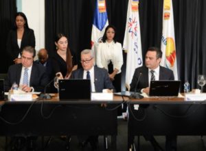 Francisco Javier García, ministro de Turismo; Nelson Toca Simó, ministro de Industria y Comercio; Luis Henry Molina, director Ejecutivo del CEI-RD e Isidoro Santana, ministro de Economía Planificación y Desarrollo