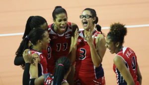 Jugadoras del equipo de voleibol de RD celebran victoria en Mundial U-18. avanzan a semifinal.