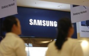 Visitantes pasan por una tienda de Samsung Electronics en Seúl, Corea del Sur, el viernes, 25 de agosto de 2017. Una corte surcoreana reconoció el 20 de agosto que una antigua trabajadora de pantallas Samsung con esclerosis múltiple sufre una enfermedad causada por su trabajo. (AP Foto/Lee Jin-hombre)