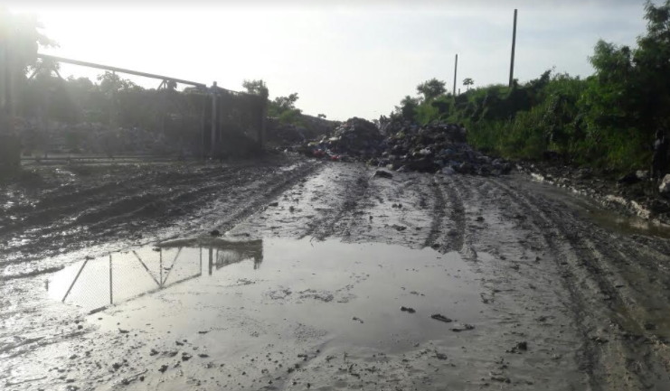 Basura en la carretera durante la noche