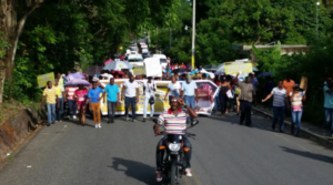 Residentes de los Distritos Municipales La Cuchilla y Medina en Villa Altagracia marcharon en demanda de la construcción de dos puentes, un hospital, tres acueductos y reparación de caminos vecinales.