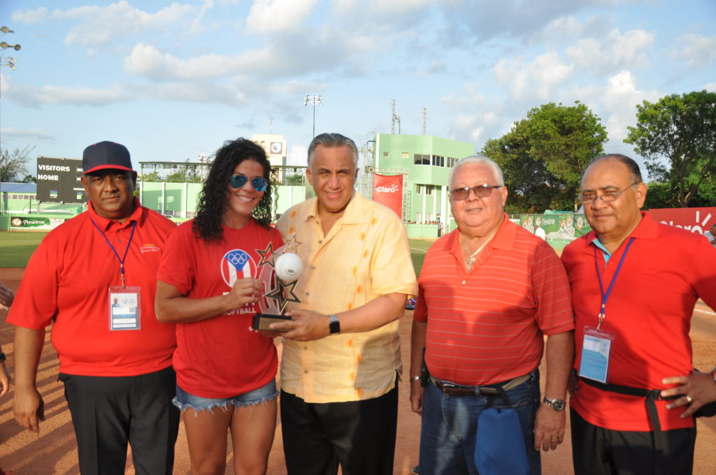 Carlos López, presidente de la Confederación de Béisbol y Softbol de Centroamérica y el Caribe, y Luisín Mejía, presidente del Comité Olímpico Dominicano, posan junto a dirigentes de Puerto Rico, clasificados a los Juegos Panamericanos Campeonato Mundial y Juegos Centroamericanos y del Caribe.