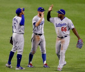 Jugadores de los Dodgers celebran que su equipo llegó a 90 triunfos al vencer a Piratas