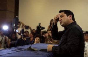 El cantante de música norteña Julión Álvarez da una conferencia de prensa en la Ciudad de México el jueves 10 de