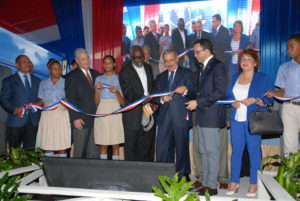 El presidente Danilo Medina corta la cinta para dejar inaugurado uno de los centros educativos.