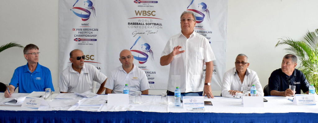 Los ejecutivos de la Confederación Mundial de Béisbol y Softbol Kevin Quinn, Francis Jordan y Ronnie Petenko durante el congresillo técnico.