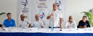 Los ejecutivos de la Confederación Mundial de Béisbol y Softbol Kevin Quinn, Francis Jordan y Ronnie Petenko durante el congresillo técnico.