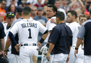 Miguel Cabrera de los Tigres de Detroit (centro) es separado por compañeros tras incidente con jugadores de los Yankees de Nueva York. (AP Foto/Duane Burleson)