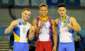 Los medallistas en Mundial de gimnasia Muntean, Audrys Nin Reyes y Viernaiev. Danilo Medina felicita al dominicano por el oro obtenido.
