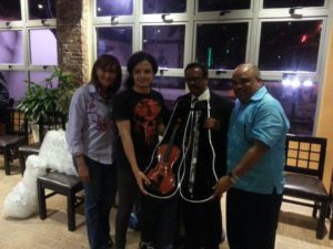 Camilo Fulcar Rijo recibe donativo deinstrumentos.