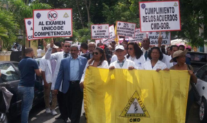 Médicos protestan contra Examen Único de Competencia