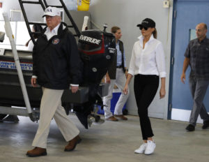 El presidente de EEUU Donald Trump y la primera dama Melania lrecorren Corpus Christi, Texas. (AP Photo/Evan Vucci)