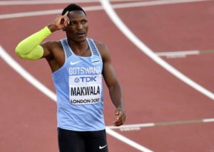 El botsuano Isaac Makwala festeja luego de ganar la eliminatoria de los 400 metros durante el Mundial de atletismo en Londres, el domingo 6 de agosto de 2017.