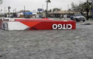 El techo de una estación de gasolina yace en las aguas de la inundación tras el paso del huracán Harvey, el sábado 26 de agosto de 2017, en Aransas Pass, Texas.