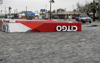 El techo de una estación de gasolina yace en las aguas de la inundación tras el paso del huracán Harvey, el sábado 26 de agosto de 2017, en Aransas Pass, Texas.