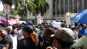 Maestros protestan frente al Ministerio de Educación