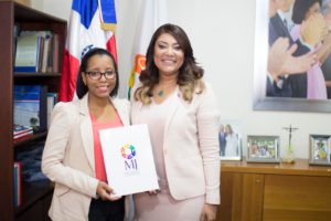 Robiamny Balcácer, Ministra de la Juventud con una de los seis dominicanos que este viernes parten a Beijing, China.