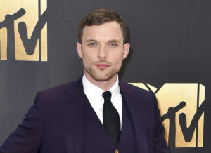 En esta foto del 9 de abril del 2016, Ed Skrein llega a la ceremonia de los Premios MTV al Cine en Burbank, California. Una semana después de haber sido seleccionado para una nueva película de Hellboy, Skrein se retiró en medio de críticas porque su personaje originalmente era de origen asiático. (Foto por Jordan Strauss/Invision/AP, Archivo)