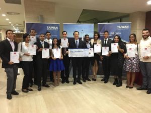 Despedida de jóvenes dominicanos becarios por la embajada de Taiwán.