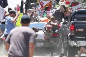 Un automóvil se estrelló contra un grupo de manifestantes en Charlottesville