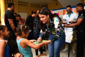 Michelle Ortiz entrega cuadernos a niños Llama a los padres a enviar sus hijos a la escuela