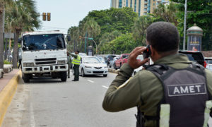 Agentes de la AMET aplican la resolución de la Sala Capitular de la Alcaldía del Distrito Nacional que prohíbe el paso de vehículos pesados por la avenida George Washington entre las 12:00 meridiano y las 12:00 de la medianoche de lunes a viernes y a ninguna hora los fines de semana.