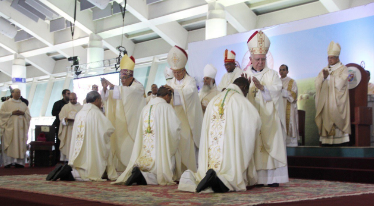 Monseñor Francisco Ozoria ordenó como obispos auxiliares a monseñor Ramón Benito Ángeles Fernández, monseñor Jesús Castro Marte y monseñor Faustino Burgos Brisman