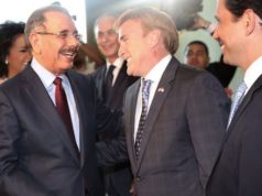 Danilo Medina junto a James -Wally- Brewster cuando era embajador de EEUU en el país.