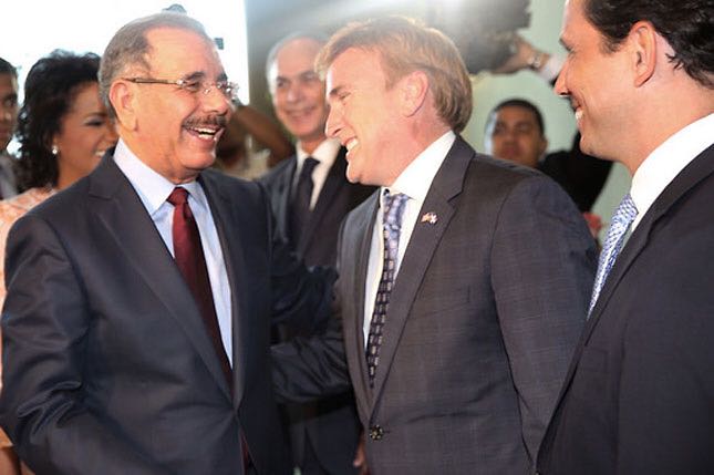 Danilo Medina junto a James -Wally- Brewster cuando era embajador de EEUU en el país.