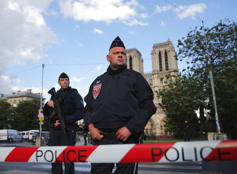 Policías protegen zona en París, Francia. Un carro atropelló varias personas
