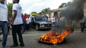 Comunitarios de SFM queman gomas durante el entierro del miembro del Falpo ultimado de un tiro durante una protesta. Foto Franklin Guerrero.