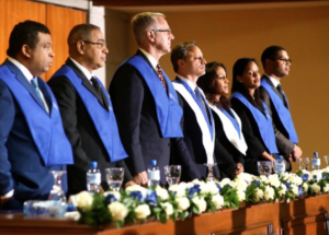 El procurador Jean Rodríguez y la rectora del IES-ENMP, Gladys Sánchez, encabezaron el acto junto a miembros del Consejo Académico del Instituto de Educación Superior Escuela Nacional del Ministerio Público, entre otros representantes de esa entidad y de la Embajada de los Estados Unidos.